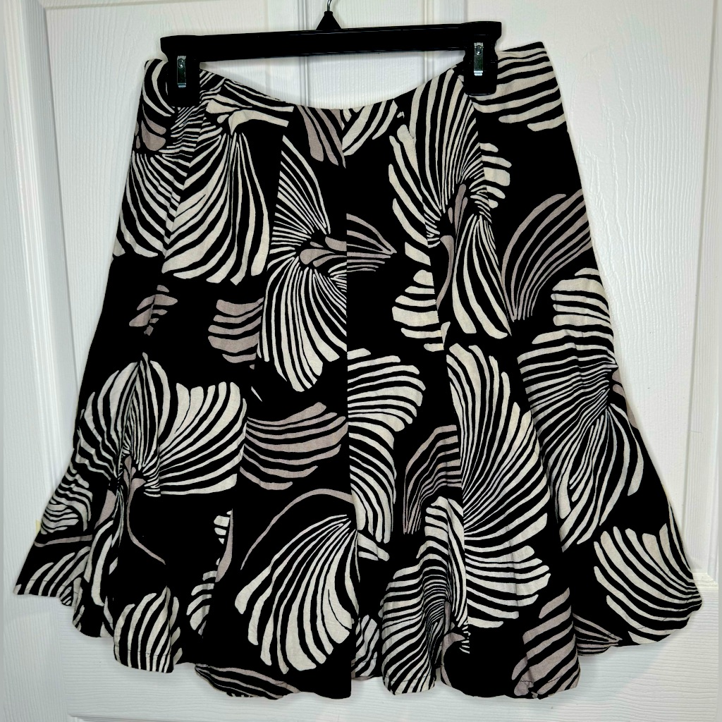 New York & Co. Black, Tan & White Fit & Flare Linen Blend Skirt. Size 8.